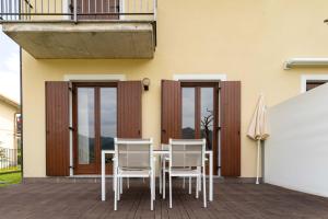 a table and chairs on the patio of a house at Casa Flora in Crone
