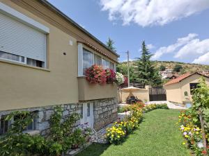 a house with flowers on the side of it at GRANDPA's HOME in Pusteci