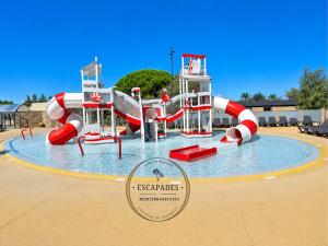 a water slide at a water park at Le Cocon Mobil Home à 150 m de la plage Camping 5 Etoiles Les Dunes Parc Aquatique in Torreilles