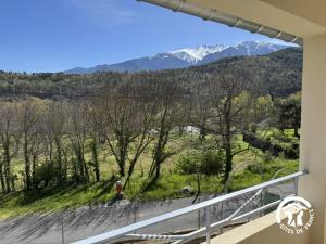a balcony with a view of the mountains at Le canigou in Fuilla