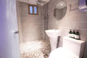 a small bathroom with a sink and a toilet at 벨린 호텔 in Kŏje