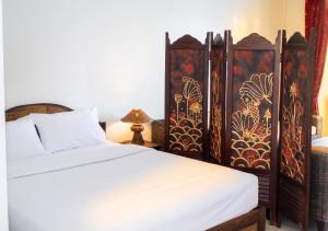 a bedroom with a bed with a white bedspread at Cozy apartment in Ko Samui 64 m² with shared pool in Thong Son Beach