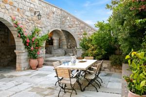 eine Terrasse mit Tisch und Stühlen in der Unterkunft Family House with Sea View in Patmos + Terrace in Patmos