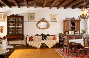 ein Wohnzimmer mit Sofa und Spiegel in der Unterkunft Family House with Sea View in Patmos + Terrace in Patmos