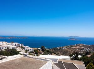 Blick auf den Ozean von einem Haus in der Unterkunft Family House with Sea View in Patmos + Terrace in Patmos + 16 Fotos