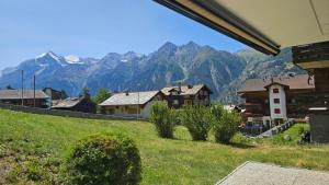 a view of a village with mountains in the background at Schöne und Moderne Ferienwohnung in Grächen