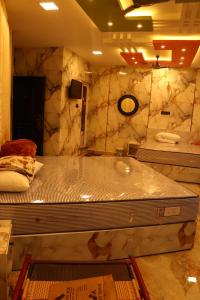 a bathroom with a large tub in a room at Majestic Marvel in Maraiyūr