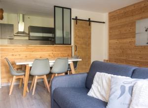 a living room with a blue couch and a table at Appartement charmant à Briançon de 40 m² avec balcon in Briançon
