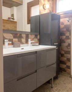a kitchen with a sink and a refrigerator at Appartement charmant à Briançon de 40 m² avec balcon in Briançon +8 photos