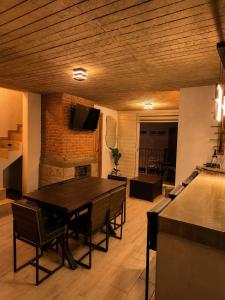 a dining room with a table and chairs in a room at Cabaña de lujo BlackMoon in Mazamitla