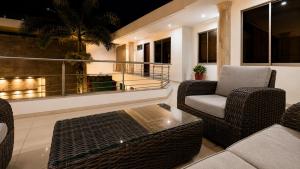 a living room with two chairs and a table at Espectacular, Casa Vacacional Jpol in Cali