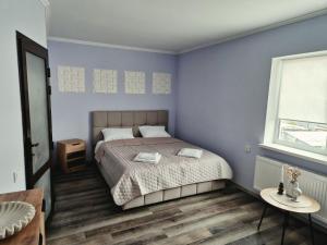 a bedroom with a bed and a window at Zarvantsi Hotel in Khmelëva