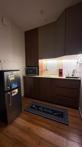 eine Küche mit Kühlschrank und Arbeitsplatte in der Unterkunft فواصل2 in Tabuk