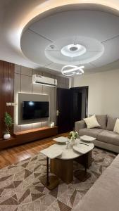 ein Wohnzimmer mit Sofa und Fernseher in der Unterkunft فواصل2 in Tabuk