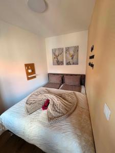 ein Schlafzimmer mit einem Bett, auf dem eine Decke liegt in der Unterkunft Soni Trg in Tuzla