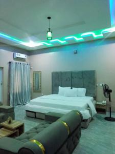 ein Schlafzimmer mit einem großen Bett und einer Couch in der Unterkunft Larrydam hotel in Ilesa