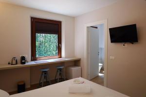 a room with a counter and a window and stools at Annina Locanda in Corciano