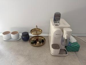 a coffee maker with two cups and a coffee pot at Cely's Ap Class Park in Târgovişte