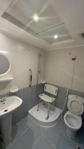 a hospital room with a toilet and a sink at براديس لاند نبراس الهدئ in Mecca