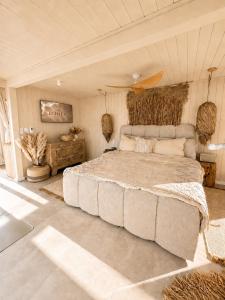 a bedroom with a large bed in a room at Bohéa Spa Hausboot mit Sauna und Kamin in Schwielochsee