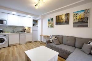 a living room with a couch and a kitchen at Balcón de los Herreros in Cuenca