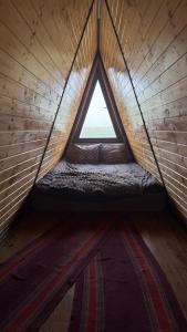 a small room with a window in a tent at Căsuța Casper in Tudora
