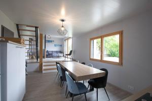 eine Küche und ein Esszimmer mit Tisch und Stühlen in der Unterkunft L'esca'lac in Grande Riviere