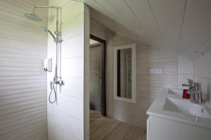 ein Badezimmer mit Dusche und Waschbecken in der Unterkunft L'esca'lac in Grande Riviere + 33 Fotos