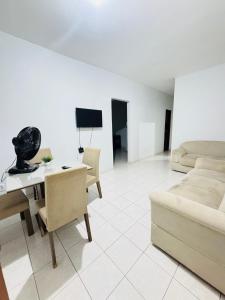 a living room with a table and a couch at Apartamento No Centro de Gurupi Essenza in Gurupi