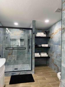 a bathroom with a shower with a glass shower stall at Loeras Inn in Dumfries +52 photos