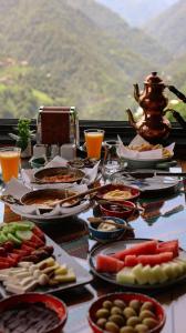 a table topped with plates of food on top of a table at Oşvacu Dağ Evleri in Çamlıhemşin