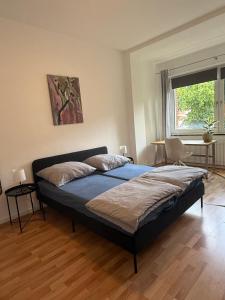 ein Schlafzimmer mit einem großen Bett in einem Zimmer in der Unterkunft Moderne Wohnung mit Garten - Top Lage im schönen Mauritzviertel in Münster