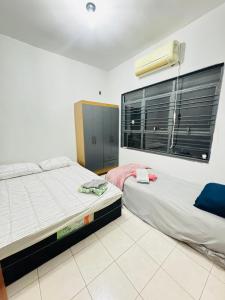 a bedroom with two beds and a window at Apartamento No Centro de Gurupi Essenza in Gurupi