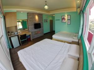 a large room with two beds and a kitchen at I WoW in Xiaoliuqiu