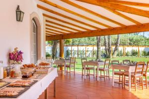 a dining room with a table with food on it at Casa do Marco in Sintra