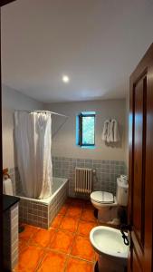 a bathroom with two toilets and a tub and a window at Hotel Rural El Rincón de Trefacio in Trefacio +45 photos