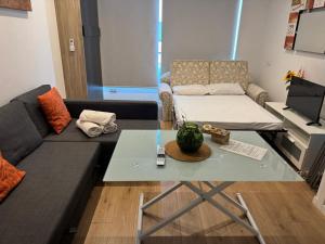 a living room with a couch and a table at A&R Isla de la Palma in San Sebastián de los Reyes