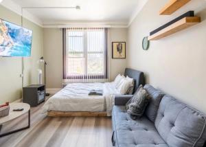 a living room with a couch and a bed at Apex Residence The Lake Merrit Hause in Oakland