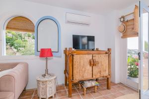 a living room with a couch and a table and a mirror at "The Chill Pad In Cotobro A Boutique Style Studio Where Chillin Is Easy" in Almuñécar