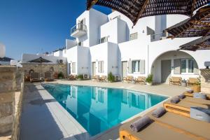 eine Villa mit Swimmingpool und weißen Gebäuden in der Unterkunft Paliomylos Spa Hotel in Naoussa + 41 Fotos