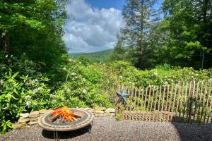 a garden with a wooden fence and a star at Charming 4BR Cabin - HOT TUB - Mountain View in Hoyes Run
