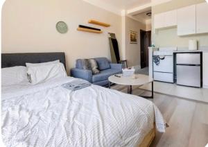 a bedroom with a bed and a couch and a table at Apex Residence The Lake Merrit Hause in Oakland