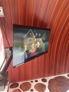 a tv in a wall with a house on it at Paraíso del Chicamocha in Aratoca