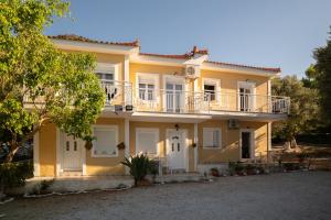 a house with a balcony on the side of it at Jimmy Anna Apartments in Votsalákia