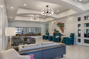 a waiting room with couches and chairs in a hospital at Hotel Mirador Plaza in San Salvador