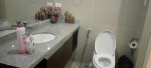 a bathroom with a toilet and a sink at Casa Barcelona in Santa Cruz de la Sierra