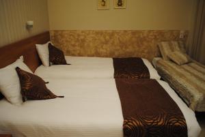 a pair of beds in a hotel room at Hotel Ideal in Piraeus