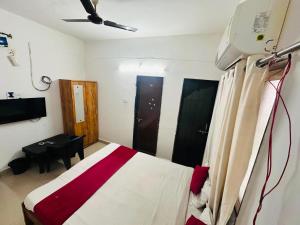 a bedroom with a bed and a desk in it at Hotel Deluxe in Hinjewadi