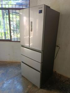 an old refrigerator in a room with a window at Casa campo Villa Yaneth in Pueblo Bello