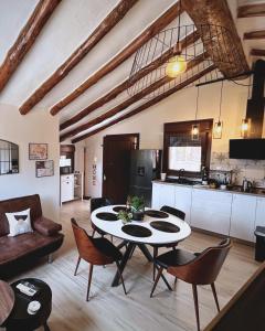 a living room with a table and chairs and a kitchen at El Mirador de Mesones in Mesones de Isuela